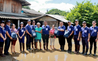 วิริยะประกันภัย ส่งมอบถุงยังชีพและน้ำดื่ม  บรรเทาทุกข์แก่ผู้ประสบภัยน้ำท่วม