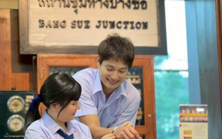 เวลาผ่านไป 10 ปี มีบางอย่างที่เปลี่ยนไป และมีบางอย่างที่ยังมั่นคง ชมเรื่องราวความรักของ บีม และ ปาล์ม .. .  ใน “รุ่นพี่เดอะซีรีส์“